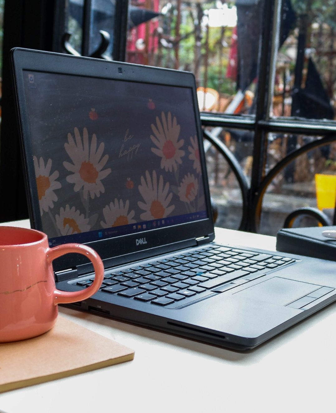 Espace de travail avec un ordinateur portable et une tasse de café, idéal pour le community management.