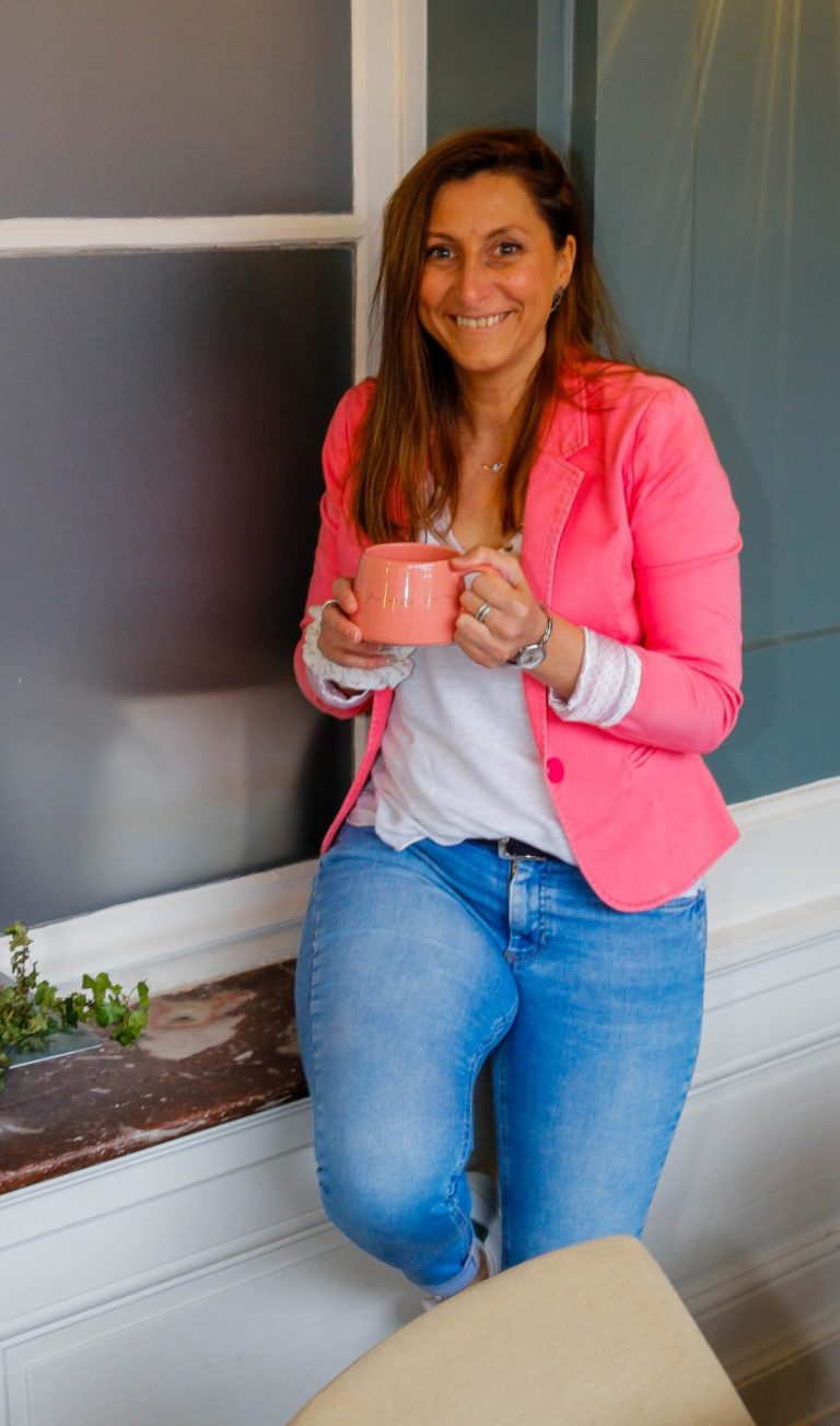 Com Fanny Lys, votre coach en réseaux sociaux partageant un moment de convivialité avec une tasse de café.