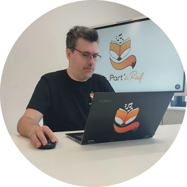 Jean-Marc Girard face à son ordinateur en plein développement de sa plateforme.