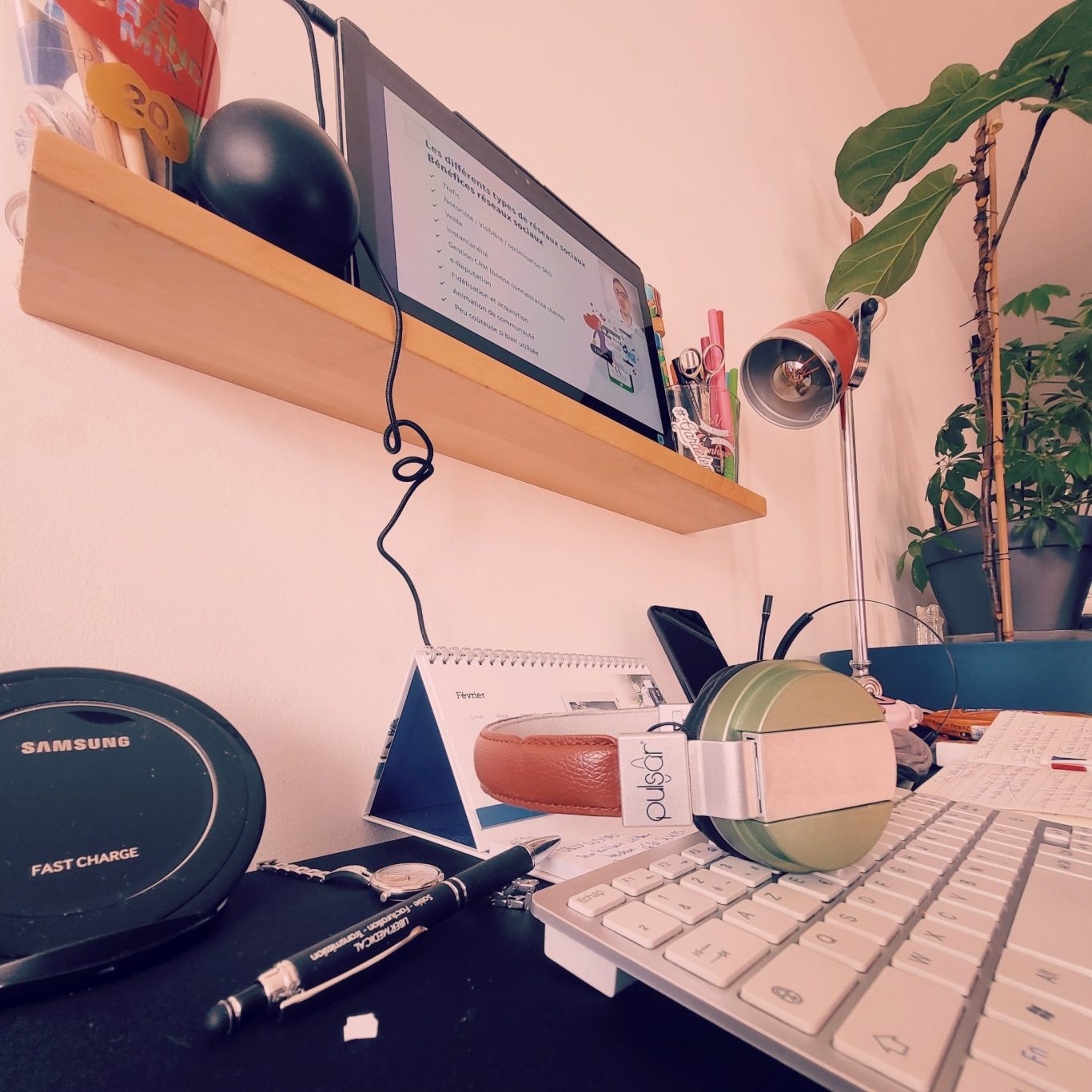 Espace de travail numérique de Com Fanny Lys,  avec tablette, casque et matériel de coaching en réseaux sociaux.